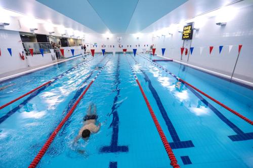 Úszómedence, Princes Gardens near Természettörténeti Múzeum