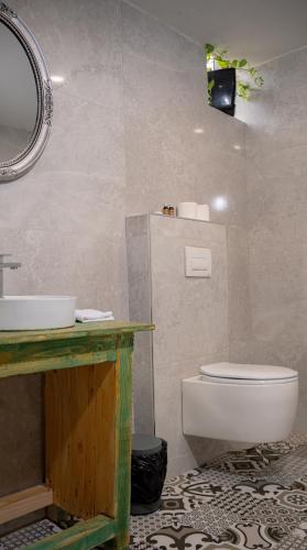 Double Room with Garden View image 4