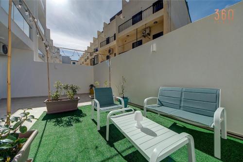 Modern & Cozy 3BR Maisonette with private Terrace in Marsascala by 360 Estates, Марсаскала (фото 5)