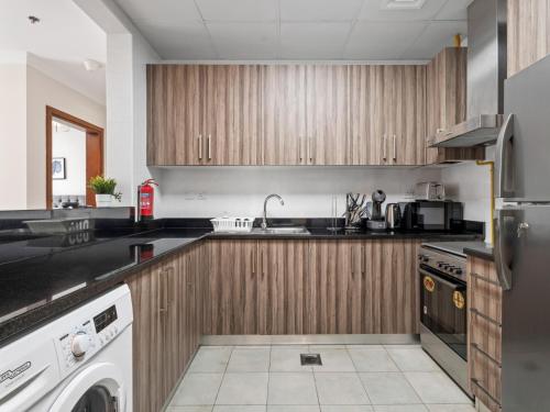 Urban Chic- Stylish 1BR Stay in Dunya Tower, Dubaj (fotografie 9)