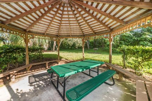Family Room image 7