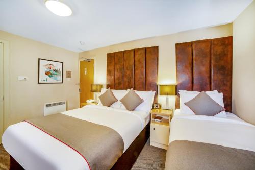 1 double bed, 1 twin bed