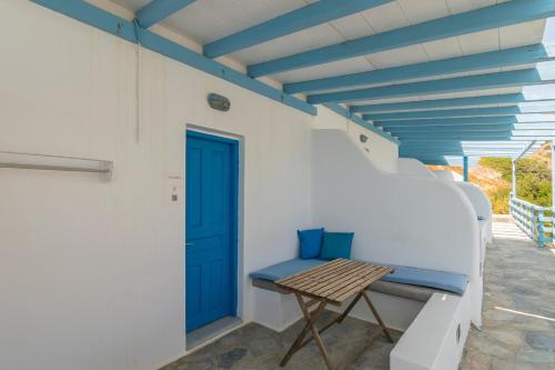 Instalaciones, Thalassopetra in Agia Kyriaki in Milos Island