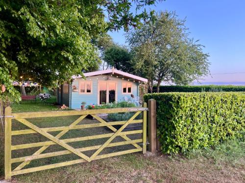 Viesnīcas āriene, Tranquil Norfolk Log Cabin - Stunning Rural Sunset Views in Weston Longville