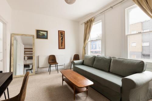 Amazing 3-Floor 2BR Flat 8min Lewisham Stn, Londýn