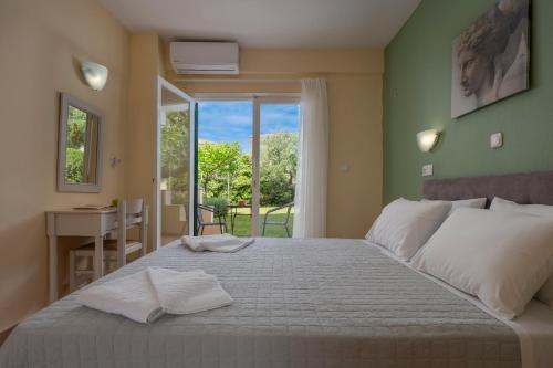 1 double bed, 1 twin bed