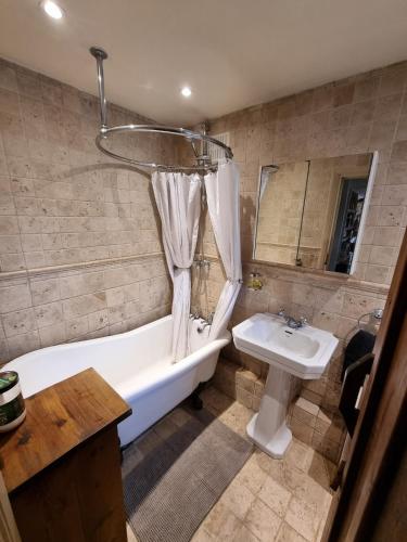 Cheerful, bright, cosy period cottage with hot tub in Ticehurst