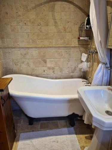 Cheerful, bright, cosy period cottage with hot tub in Ticehurst