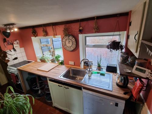 Cheerful, bright, cosy period cottage with hot tub in Ticehurst