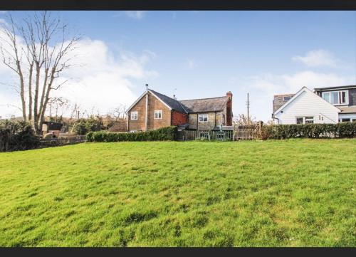 Cheerful, bright, cosy period cottage with hot tub in Ticehurst
