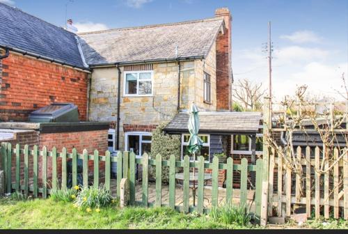 Cheerful, bright, cosy period cottage with hot tub in Ticehurst