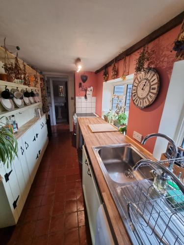 Cheerful, bright, cosy period cottage with hot tub in Ticehurst