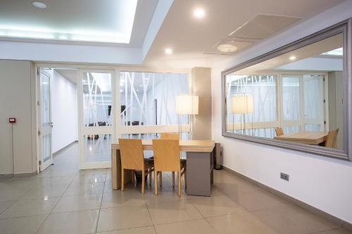 บริการและสิ่งอำนวยความสะดวก, บีคิว เดลฟิน อะซุล โฮเต็ล (BQ Delfin Azul Hotel) in อัลกูเดีย