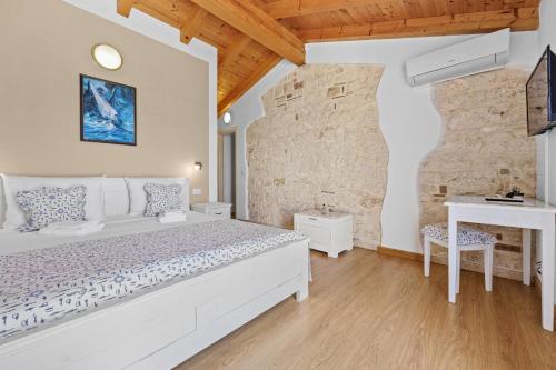 Villa Fuma up to 6 persons with private pool & sea view in Central Istria in Golas
