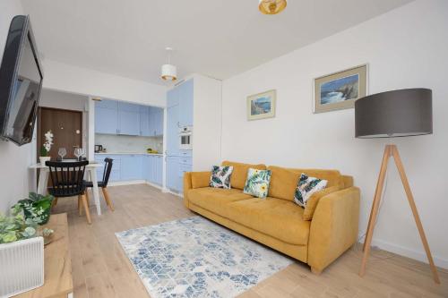 Bright Apartment in Warsaw's Ochota District by Noclegi Renters, Varsavia