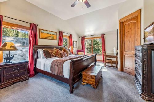 Luxurious 5BDR Getaway with Hot Tub and Mountain Views in Blue River