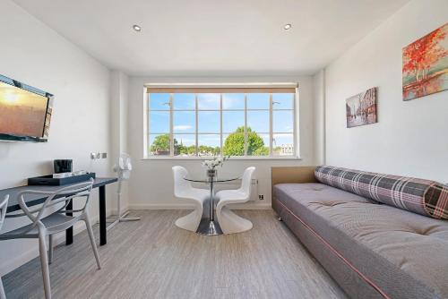 Finest Retreats - Chelsea Apartments Two Bedroom - image 13
