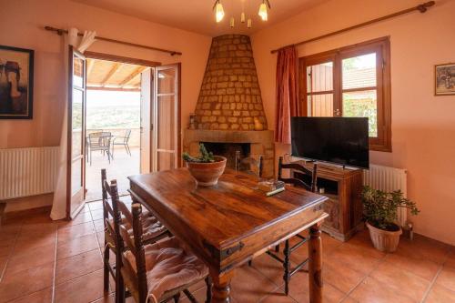 Mountain View Villa, by the Pool,Aris in Keramies