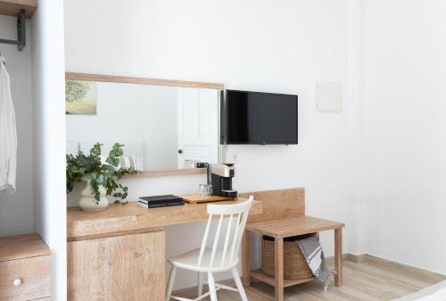 Triple Room with Garden View image 10