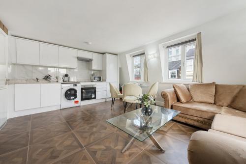 2 bedroom apartment In the Heart of Sohos Nightlife 4th Floor, No Lift GS5