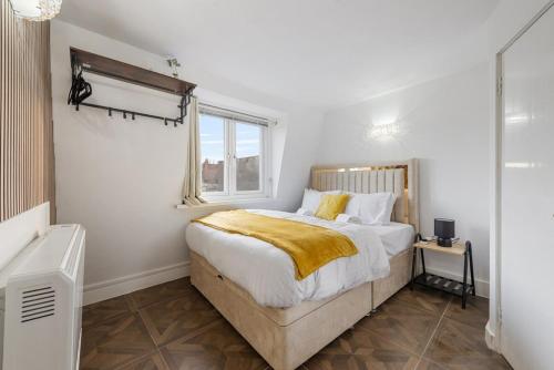2 bedroom apartment In the Heart of Sohos Nightlife 4th Floor No Lift GS5 - image 14