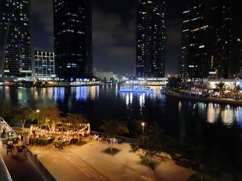 Rustic Elegance by the Lake: Studio CABIN in JLT. - image 11