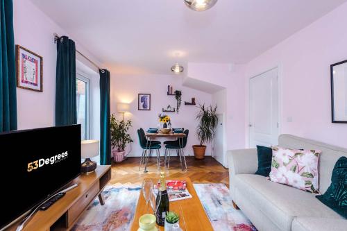 Spacious & Bright 2-Bed Home by 53 Degrees Property, Perfect for Couples with Parking & Garden, Mánchester (foto 4)
