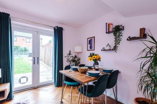 Spacious & Bright 2-Bed Home by 53 Degrees Property, Perfect for Couples with Parking & Garden, Mánchester (foto 7)