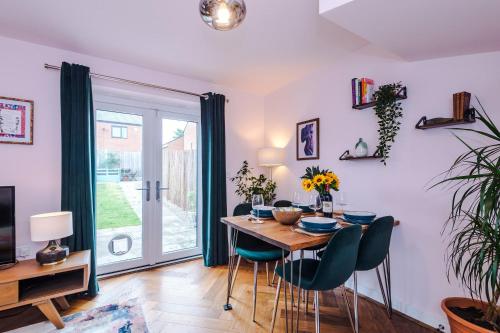 Spacious & Bright 2-Bed Home by 53 Degrees Property, Perfect for Couples with Parking & Garden, Mánchester (foto 8)