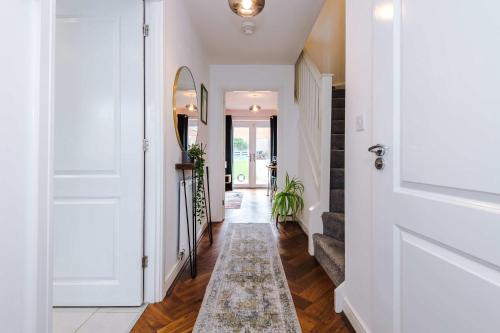 Spacious & Bright 2-Bed Home by 53 Degrees Property, Perfect for Couples with Parking & Garden, Mánchester (foto 10)
