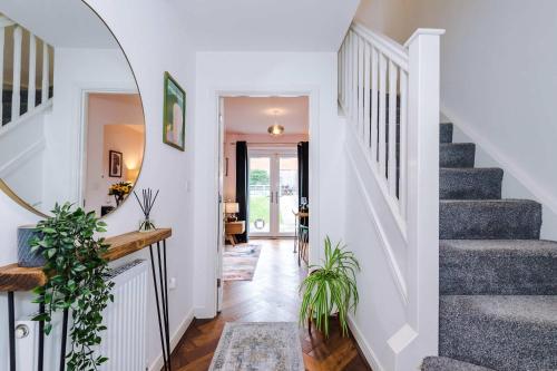 Spacious & Bright 2-Bed Home by 53 Degrees Property, Perfect for Couples with Parking & Garden, Mánchester (foto 9)