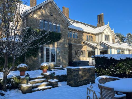 A szálláshely kívülről, Greenacres Hall in Disley