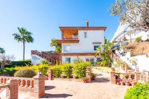 Six-Bedroom Villa  image 9