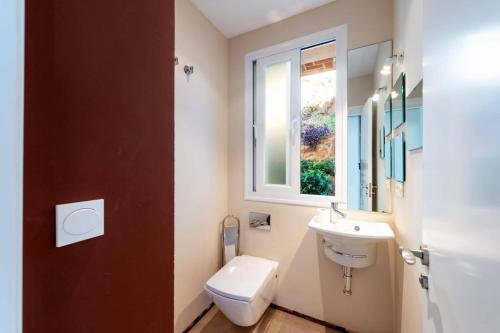 Six-Bedroom Villa  image 7