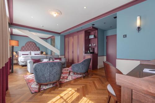 1 queen bed, 1 sofa bed