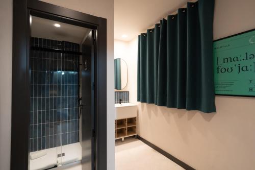 Badrum, THE CENTRAL HOUSE GRANADA ELVIRA in Granada