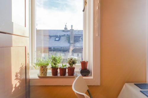 Sophisticated Edinburgh Apartment in City Centre - image 14