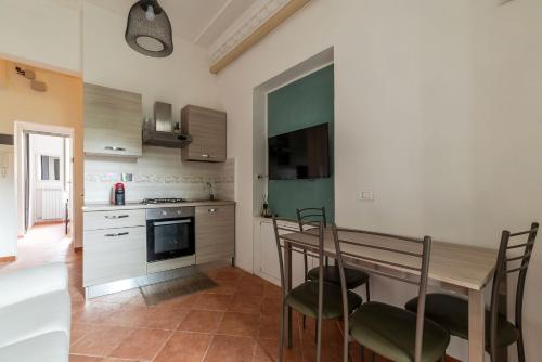 GuestHost - Comfy Apartment near Vatican City!, Roma (foto 10)