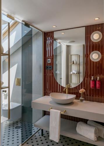room detail thumbnail 2