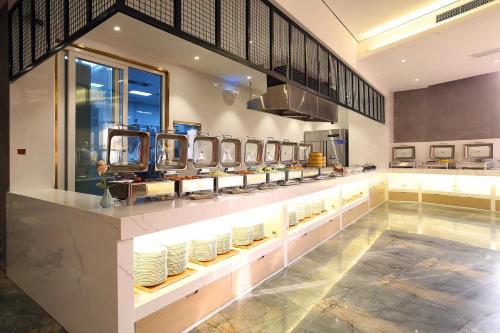 Restaurant, Weiting Hotel Shanghai The Bund Nanpu Bridge Subway Station Branch near South Bund Soft Spinning Material Market