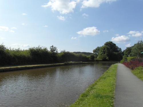 A környék, Canalside Beautiful Stone Townhouse in Stone