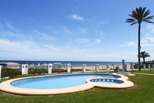 Three-Bedroom Apartment with Sea View image 6
