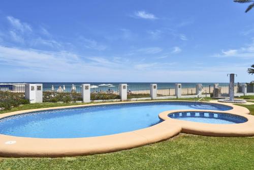 Three-Bedroom Apartment with Sea View image 5