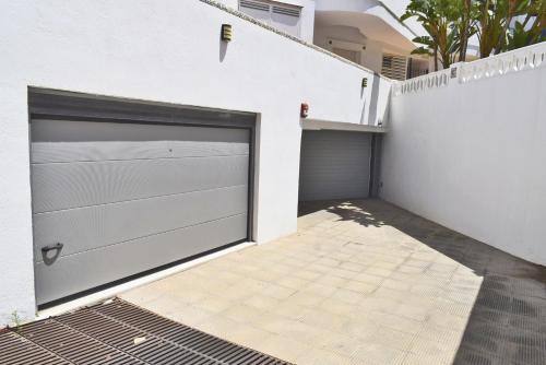 Three-Bedroom Apartment with Sea View image 3