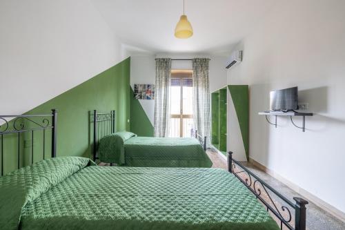 Three large bedrooms for six people Rome downtown apartment, Рим (фото 3)