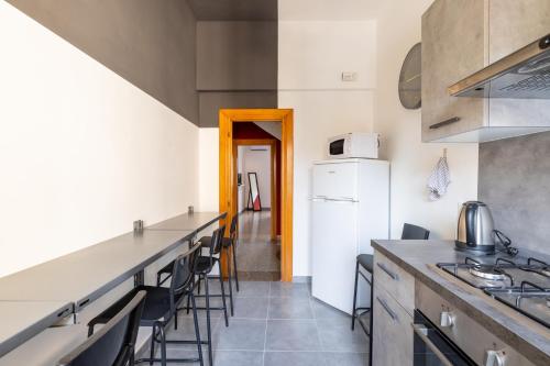 Three large bedrooms for six people Rome downtown apartment, Рим (фото 8)