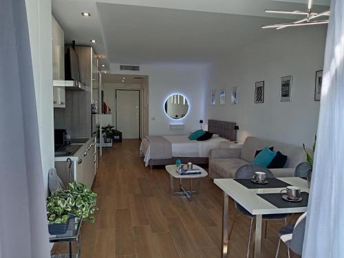 SUITE CONTI 36 terrazza sul mare 2lettini e ombrellone in 聖厄爾皮迪奧港