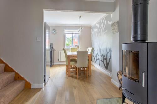 Létesítmények, Canalside Beautiful Stone Townhouse in Stone