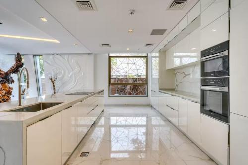 World Class Luxurious 6 BDR Villa In Palm Jumeriah - image 9
