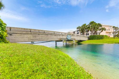 2 Mi to Jupiter Beach Condo with Lake Views in 朱庇特